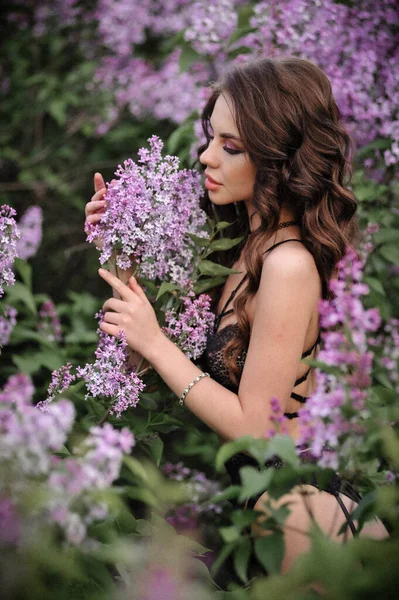 Portrait Beautiful Young Woman Lilac Dress Garden — Foto de Stock