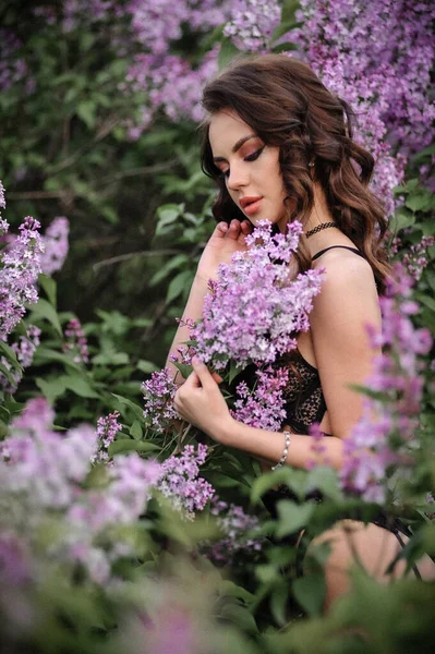 Bela Jovem Mulher Vestido Rosa Jardim — Fotografia de Stock