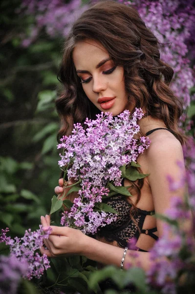 Hermosa Joven Con Pelo Largo Vestido Rosa Jardín —  Fotos de Stock