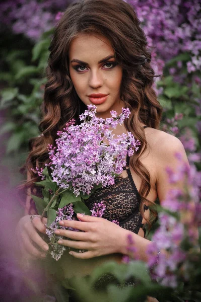 Çiçek Tarlasında Mor Elbiseli Uzun Saçlı Güzel Bir Genç Kadın — Stok fotoğraf