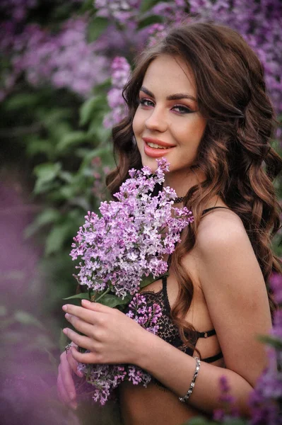 Beautiful Girl Posing Lilac Garden — Stok fotoğraf