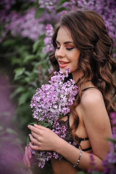 Beautiful Brunette Woman Posing Flowers — Stok fotoğraf