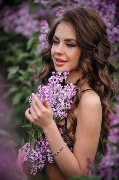 Fiatal Gyönyörű Virágokkal Réten — Stock Fotó