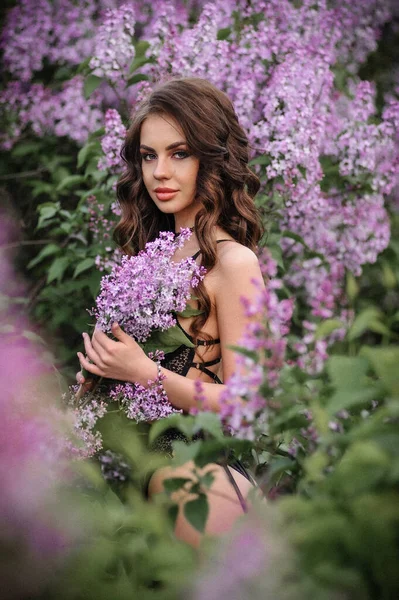Красивая Молодая Женщина Длинными Волосами Фиолетовом Платье Саду — стоковое фото