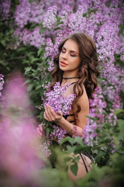 Bela Jovem Mulher Uma Grinalda Flores — Fotografia de Stock