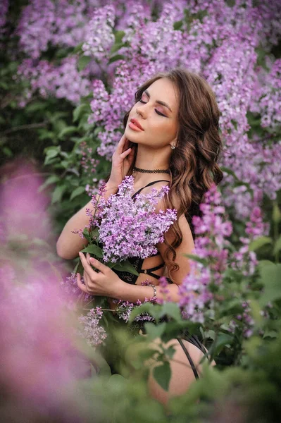 Hermosa Mujer Joven Vestido Rosa Parque — Foto de Stock