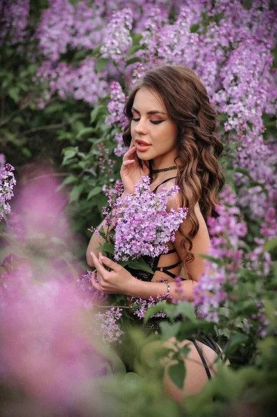 Mor Elbiseli Genç Güzel Bir Kadın Parkta Elinde Çiçekle Poz — Stok fotoğraf