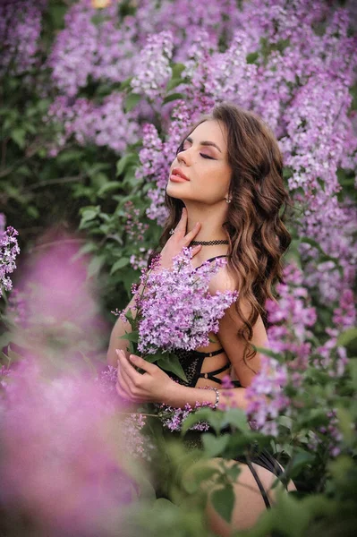 Beautiful Woman Blooming Garden Background Flowers — ストック写真