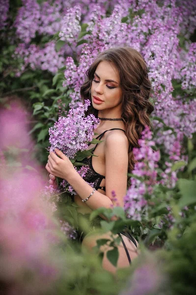 정원에 드레스를 아름다운 아가씨 — 스톡 사진