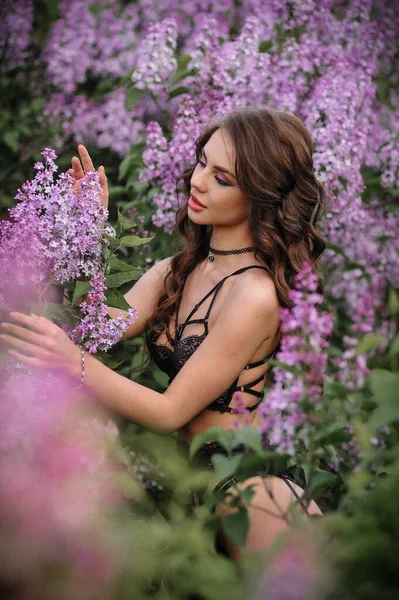 Çiçek Çelengi Içinde Güzel Bir Genç Kadın — Stok fotoğraf