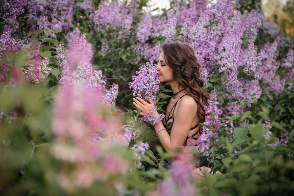 Parkta Pembe Elbiseli Güzel Bir Kadın — Stok fotoğraf