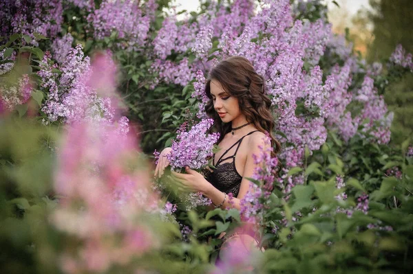 Schönes Mädchen Das Garten Spazieren Geht Und Die Zeit Eines — Stockfoto