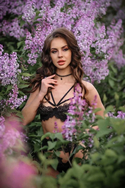 Hermosa Mujer Joven Vestido Rosa Jardín — Foto de Stock