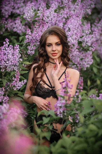 Hermosa Joven Vestido Rosa Posando Jardín —  Fotos de Stock