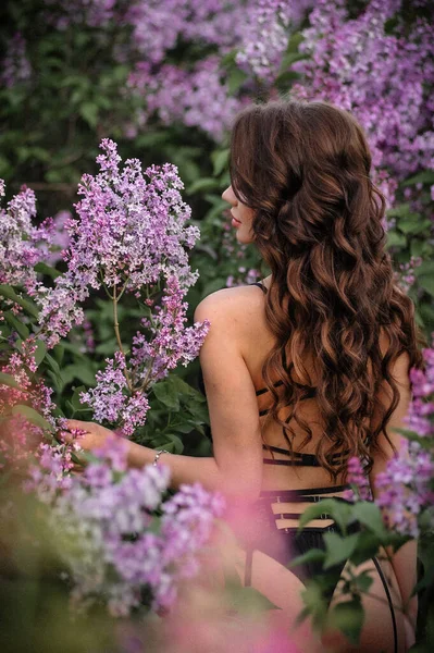 Piękna Młoda Kobieta Różowymi Włosami Fioletowej Sukience Parku — Zdjęcie stockowe