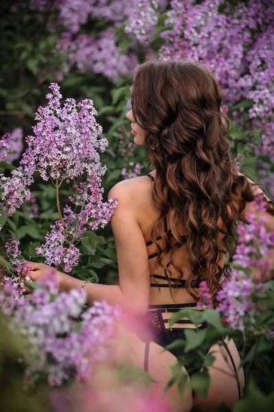 Hermosa Joven Con Pelo Largo Vestido Rosa Jardín —  Fotos de Stock