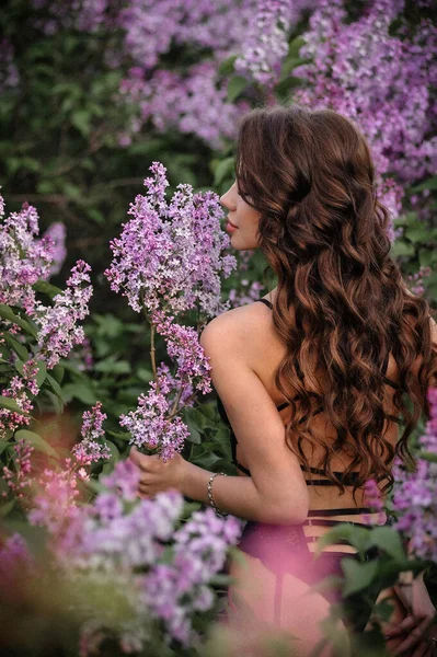 Piękna Młoda Kobieta Długimi Włosami Różowej Sukience Ogrodzie — Zdjęcie stockowe