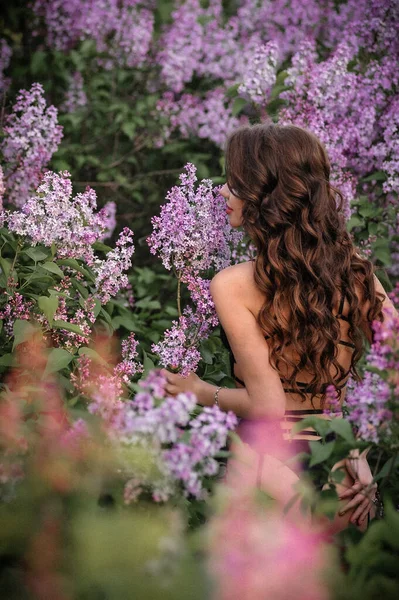 Bahçede Pembe Elbiseli Uzun Saçlı Güzel Bir Kadın — Stok fotoğraf