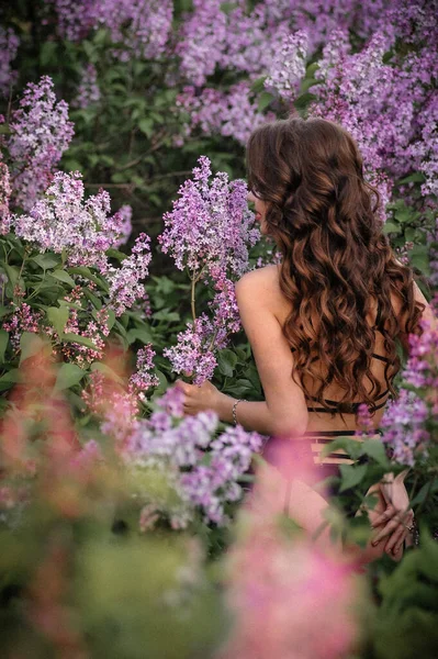 Piękna Młoda Kobieta Długimi Włosami Różowej Sukience Parku — Zdjęcie stockowe