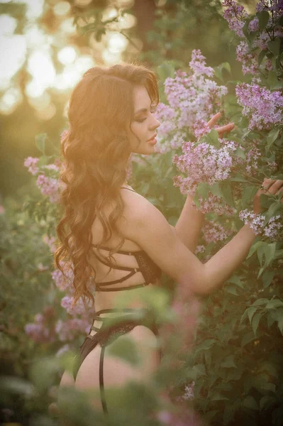 Wanita Muda Yang Cantik Dalam Karangan Bunga — Stok Foto