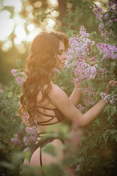 Vacker Ung Kvinna Med Långt Hår Vårträdgård — Stockfoto