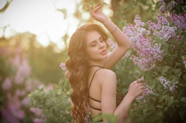 Bela Jovem Mulher Uma Grinalda Flores — Fotografia de Stock