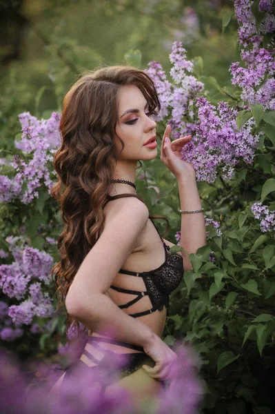 Hermosa Mujer Joven Vestido Rosa Jardín —  Fotos de Stock