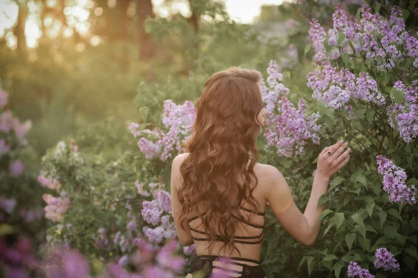 Mooie Jonge Vrouw Met Roze Haar Een Bloeiende Tuin — Stockfoto
