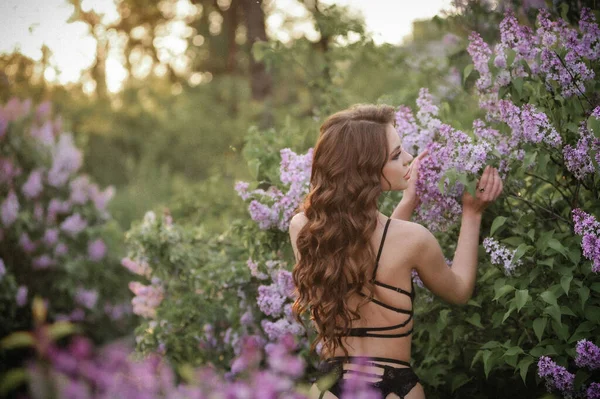 Hermosa Mujer Joven Vestido Rosa Parque —  Fotos de Stock