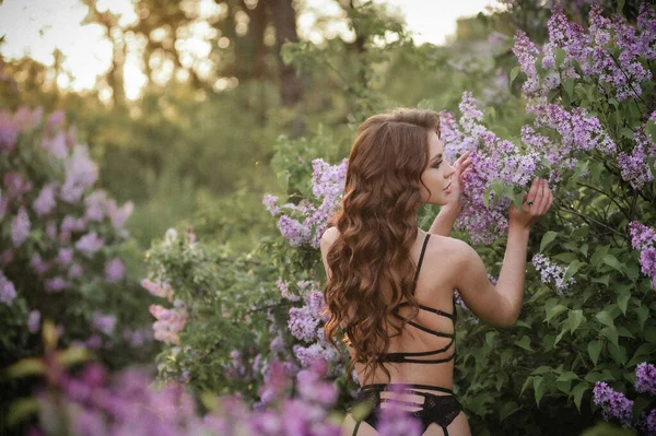 Hermosa Mujer Joven Vestido Rosa Parque —  Fotos de Stock