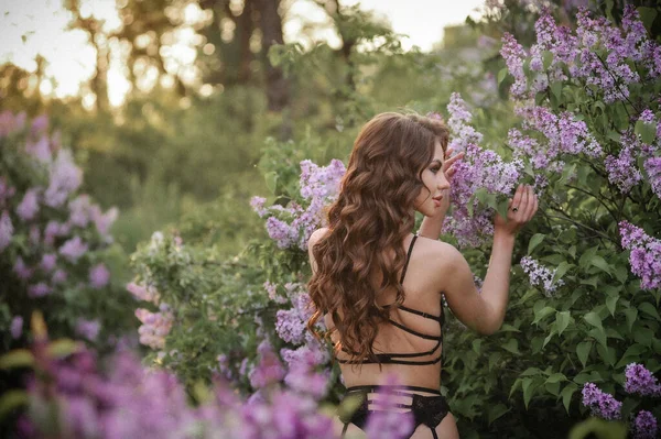 Hermosa Mujer Joven Vestido Rosa Parque —  Fotos de Stock