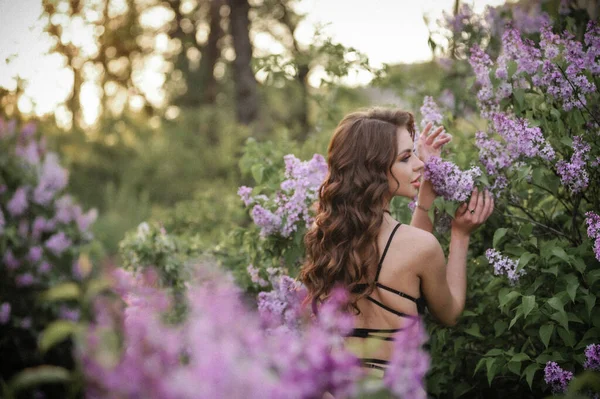 Piękna Młoda Kobieta Wieńcu Kwiatów Parku — Zdjęcie stockowe