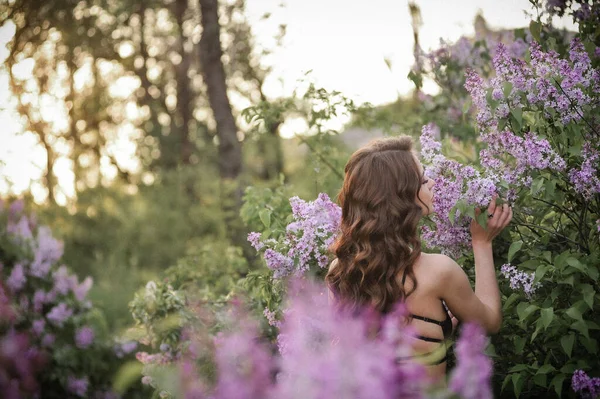 Wanita Muda Yang Cantik Dalam Gaun Merah Muda Taman — Stok Foto