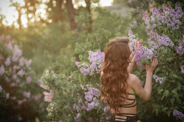 Красивая Молодая Женщина Длинными Волосами Розовом Платье Парке — стоковое фото