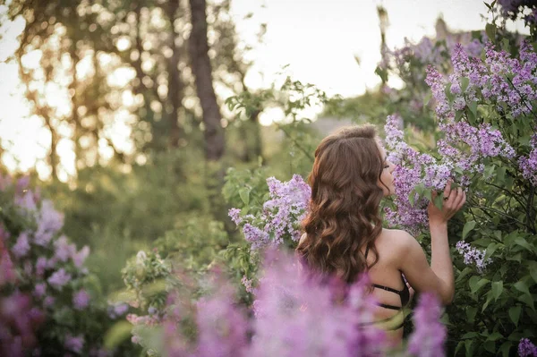 Piękna Młoda Kobieta Długimi Włosami Fioletowej Sukience Polu Kwiatów — Zdjęcie stockowe