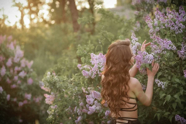 Schöne Junge Frau Mit Langen Haaren Einem Rosa Kleid Park — Stockfoto