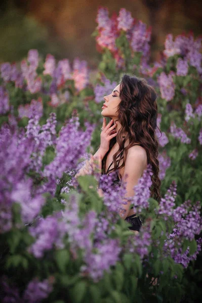 Bela Jovem Mulher Vestido Parque — Fotografia de Stock