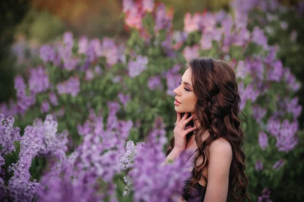 Belle Jeune Femme Dans Une Robe Violette Dans Parc — Photo