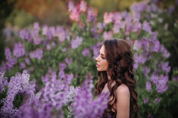 Красивая Молодая Женщина Фиолетовом Платье Парке — стоковое фото