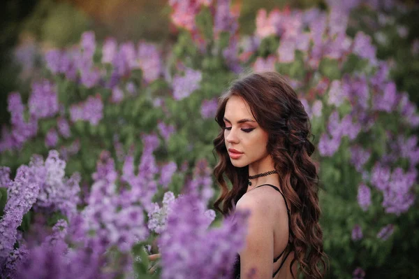 Bela Jovem Mulher Vestido Roxo Parque — Fotografia de Stock