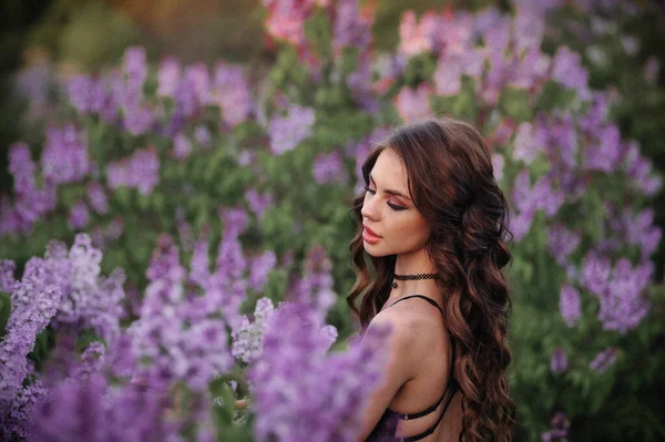 Hermosa Mujer Joven Vestido Rosa Parque — Foto de Stock