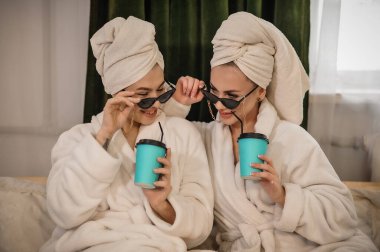 tesettürlü anne ve küçük kızı. Güzel kızlar onun banyosunda mola veriyor..