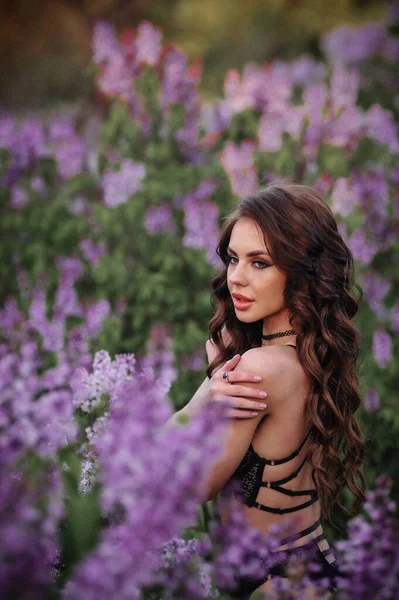 Çiçek Buketi Olan Bir Elbise Içinde Güzel Genç Bir Kadın — Stok fotoğraf