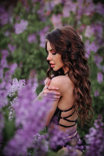 Piękna Młoda Kobieta Fioletowej Sukience Parku — Zdjęcie stockowe