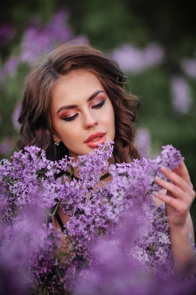 Красивая Молодая Женщина Длинными Волосами Фиолетовом Платье Саду — стоковое фото