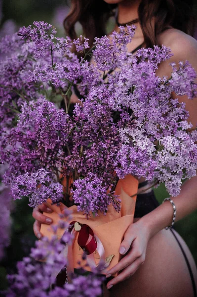 Beautiful Young Woman Bouquet Lilac Flowers Garden — Zdjęcie stockowe