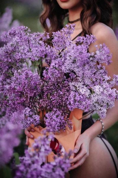 Gyönyörű Fiatal Egy Csokor Orral Orgona Virágok Kertben — Stock Fotó