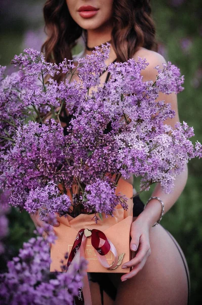 Parkta Elinde Bir Buket Çiçekle Güzel Bir Genç Kadın — Stok fotoğraf
