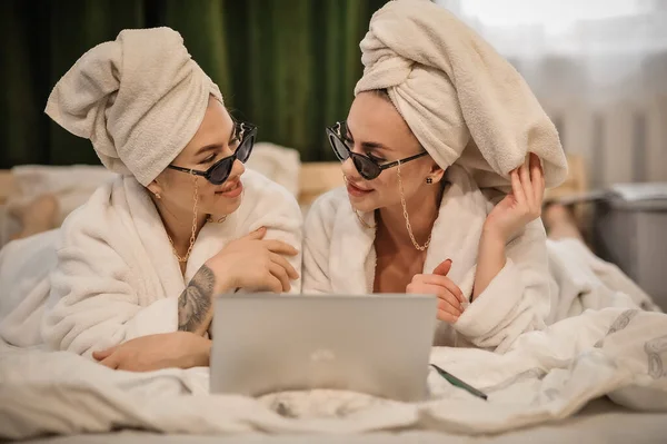 Beautiful Young Women Bathrobe Towel Bed Laptop Coffee — 스톡 사진