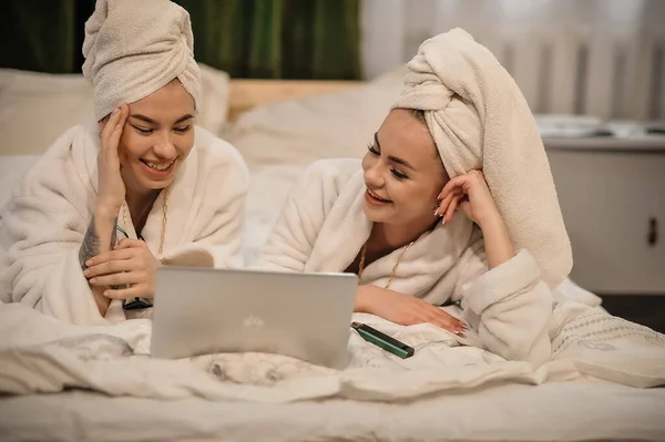 Beautiful Young Women Towel Towels Bed —  Fotos de Stock